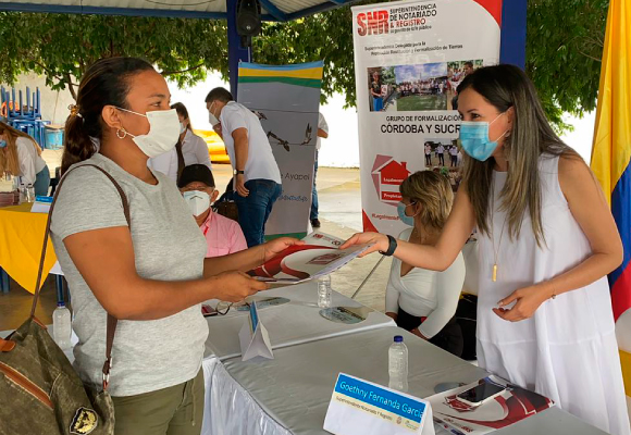 En Córdoba y Sucre 365 familias se convirtieron en legalmente propietarias de sus inmuebles.