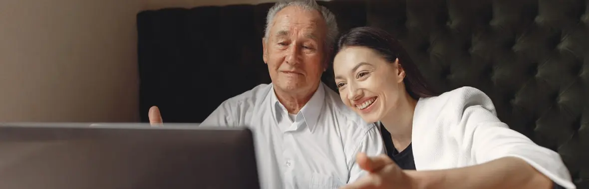 Una pareja mirando una pantalla de computador