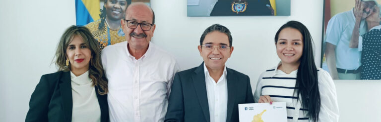 El señor Superintendente de Notariado y Registro, acompañado de dos mujeres y un hombre