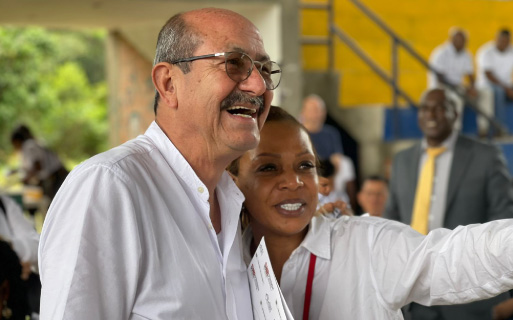 El superintendente de Notariado y Registro, Roosvelt Rodríguez, acompañado de una mujer afrodescendiente en la entrega de títulos realizada en Suárez, Cauca