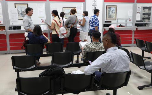 Ciudadanos en la Oficina de Registro esperando turno