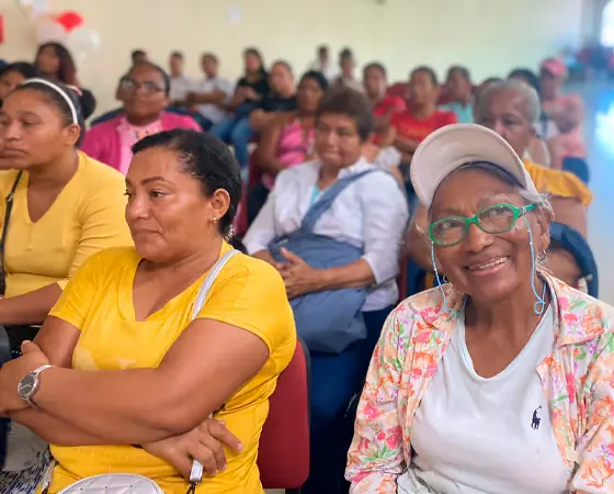 Más de 20 mujeres reunidas en un coliseo