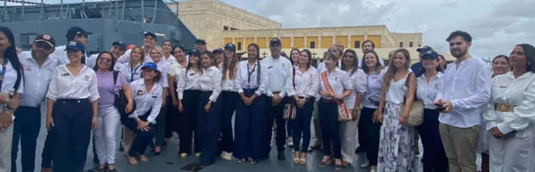 Funcionarios de la Armada, reunidos en Carganea