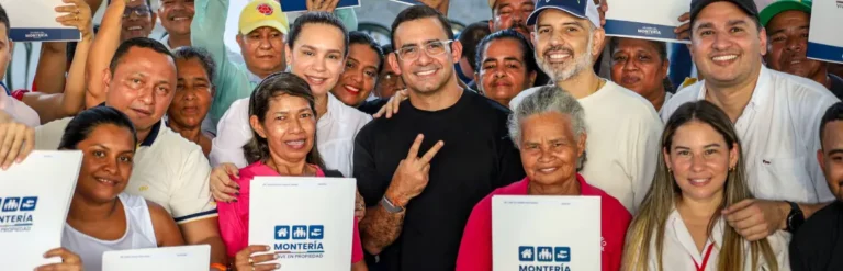 Funcionarios de la SNR y beneficiarios de las entregas de títulos juntos.