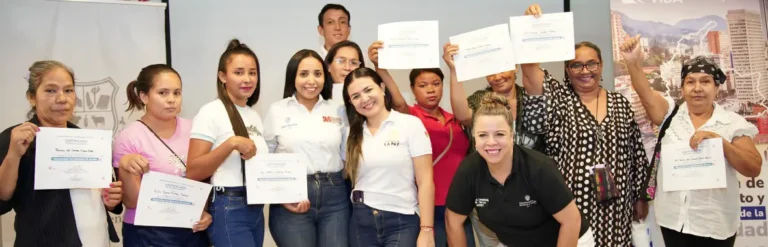 Nueve mujeres, recibiendo el reconocimiento de las asesorías jurídicas, entregado por la SNR