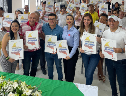 Cien familias colombianas recibieron el título que les cambió la vida
