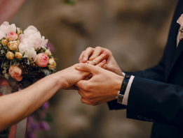 Un hombre pidiéndole la mano a una mujer