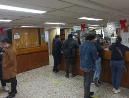 Ciudadanos haciendo fila en una oficina de Registro de Instrumentos Públicos