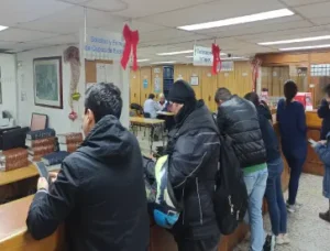 Varias personas en una notaría