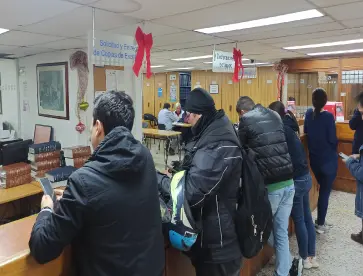 Varias personas en una notaría