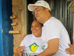Un hombre y una mujer abrazados