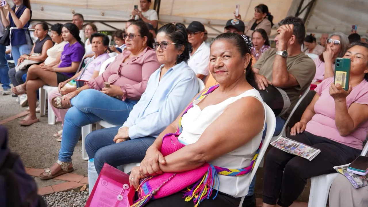 ciudadanos en entrega de titulos de la SNR