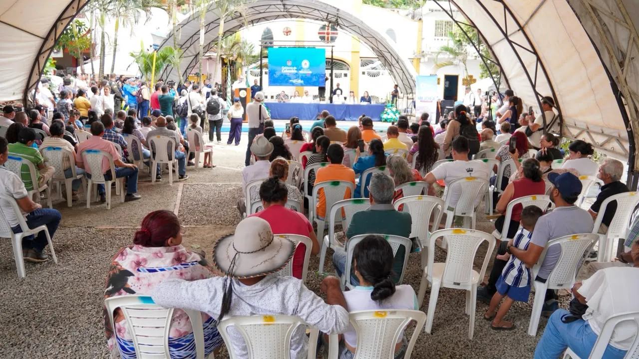 ciudadanos en entrega de titulos